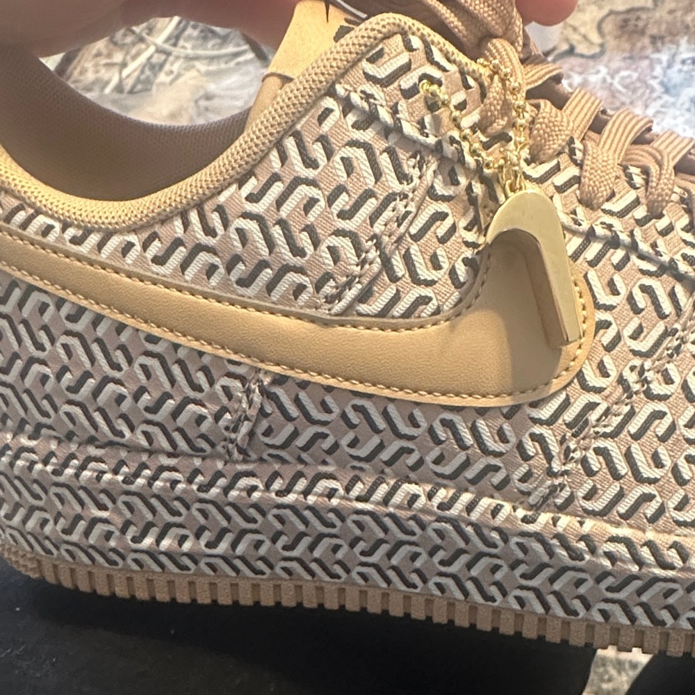 Nike Tan and Cream Patterned Sneakers (NO BOX) - Picture 7 of 7